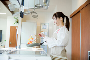 Fototapeta premium 料理をする女性