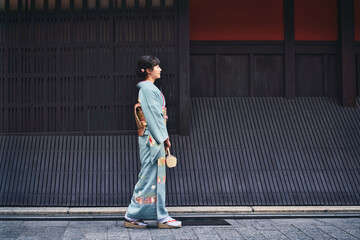 歩く着物の女性　京都　祇園