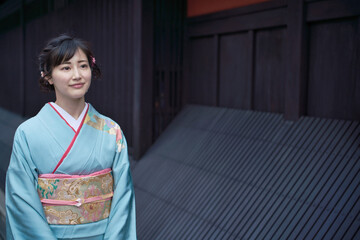 歩く着物の女性　京都　祇園