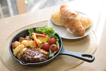 ハンバーグとパン