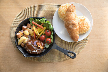 ハンバーグとパン