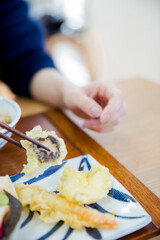 Fototapeta na wymiar 天ぷらを食べる女性