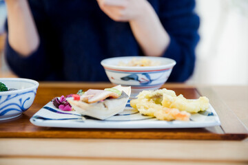 食事をする女性