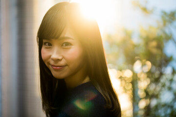 振り返る女性