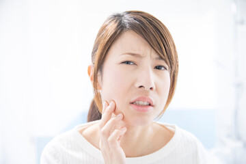 肌荒れに悩む女性