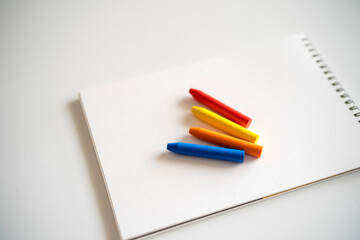 スケッチブックに置かれたクレヨン