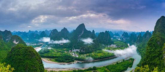 Landschap van Guilin, Li River en Karst-bergen. Gelegen in de buurt van Yangshuo County, Guilin City, provincie Guangxi, China. Groene natuur achtergrondafbeelding, panoramisch beeld.
