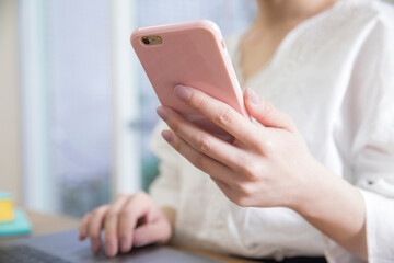 携帯電話を持つ女性