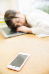 居眠りするOL