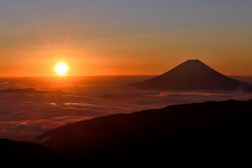 Fototapeta na wymiar 冬の北岳登山「砂払から望む富士山」