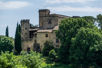 Fototapeta na wymiar Château de Lourmarin situé dans le Luberon, Vaucluse, France.