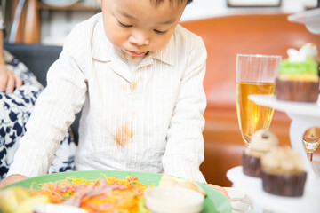 カフェでご飯を食べる男の子