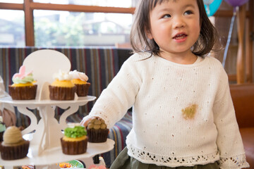 シミをつけた子供