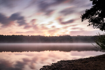 Sonnenaufgang am Rubbenbruchsee Osnabr&uuml;ck in Langzeitbelichtung Nebel