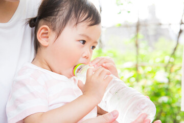 水を飲む女の子