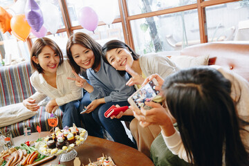 写真撮影をする女性