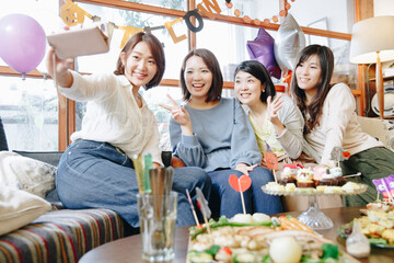 写真撮影をする女性