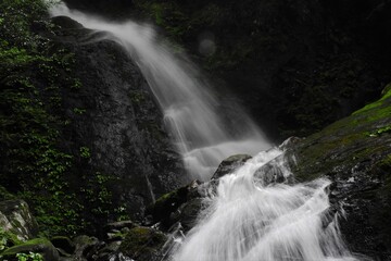 Fototapeta na wymiar 岩にたたきつける激しい滝の水流 