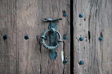 Puerta de madera vieja con picaporte antiguo y cerradura