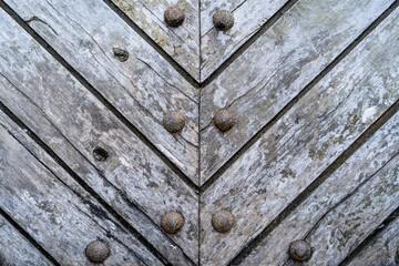Textura de puerta antigua con juntas y metal oxidado