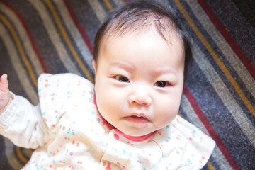 寝そべる赤ちゃん