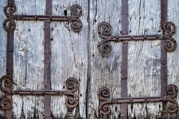 Puerta de madera vieja con cerradura antigua y textura de madera