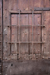 Ventana vintage de puerta antigua con estructura de metal y textura