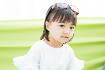 メガネ姿の幼児