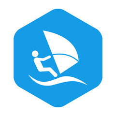 Concepto actividades para vacaciones de verano. Icono plano windsurfista en hexágono de color azul