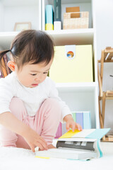 Naklejka premium 本を見る幼児