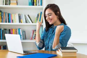 Junge Studentin hat Erfolg beim online shopping