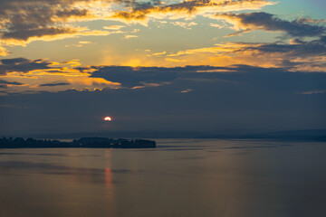 Naklejka premium sunset over lake