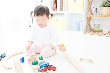 おもちゃで遊ぶ幼児