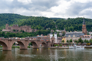 Obraz premium view of the historic old town of Heidelberg with the pedestrian bridge and palace
