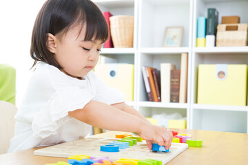 おもちゃで遊ぶ幼児