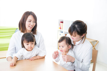 会話するママ友