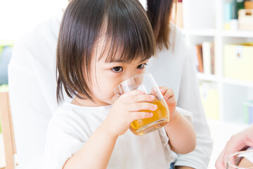 お茶を飲む幼児
