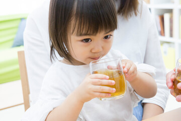 お茶を飲む幼児