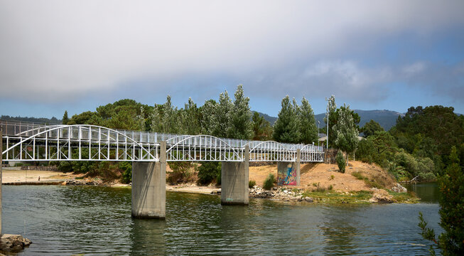 Puente met&aacute;lico en la desembocadura de un r&iacute;o