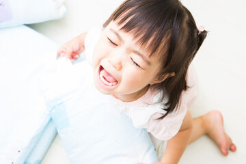 泣く幼児