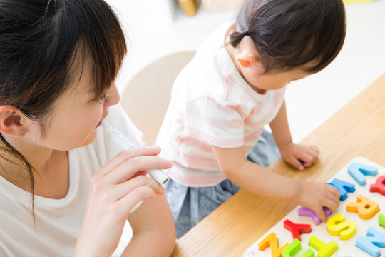 幼児と喫煙する母親