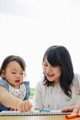 お絵描きをする親子