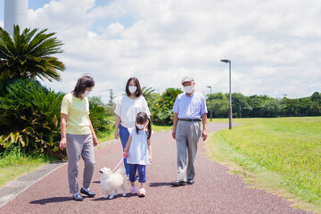 Fototapeta premium マスクをして散歩をする家族