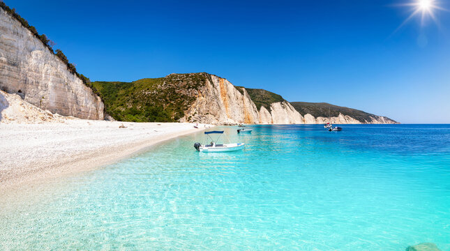 Panorama des Paradies Strandes von Fteri auf der Insel Kefalonia, Griechenland, mit t&uuml;rkisblauem, klaren Meer und feinem Kies