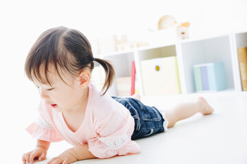 Naklejka premium 寝転がる子供