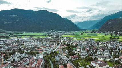 veregnete Dronenaufnahme in Bruneck, Südtirol 