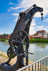 Antigua grua para estiba en la darsena del Canal de Castilla en Valladolid