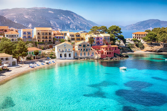 Das idyllische Fischerdorf Assos auf der Ionischen Insel Kefalonia, Griechenland, mit bunten H&auml;usern direkt am Strand mit t&uuml;rkisem, klarem Meer