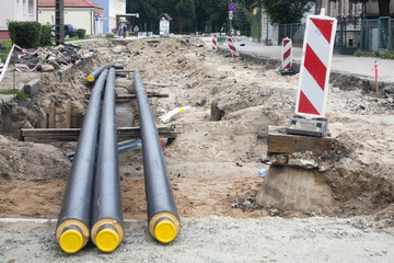 przebudowa drogi w mieście przygotowane nowe rury do położenia pod drogą - obrazy, fototapety, plakaty