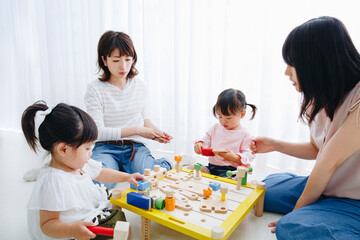 Fototapeta premium おもちゃで遊ぶ親子